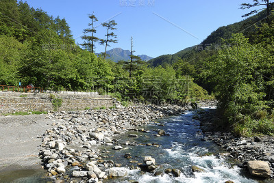 山和小溪