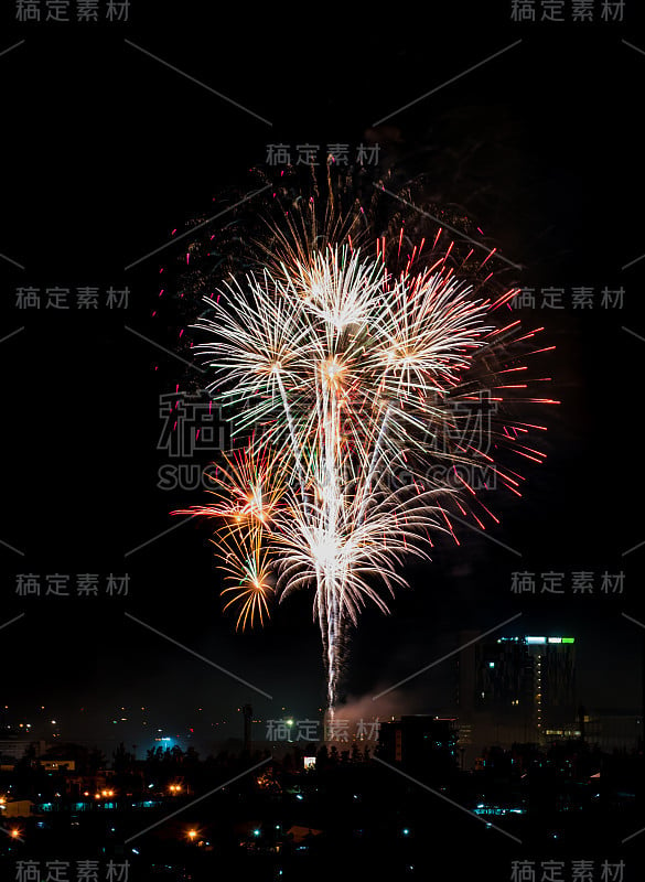 夜空中五彩缤纷的烟花