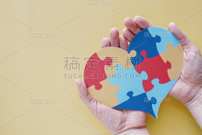 手牵拼图心，心理健康概念，世界自闭症宣传日，骄傲概念