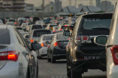 汽车排的抽象模糊的交通堵塞