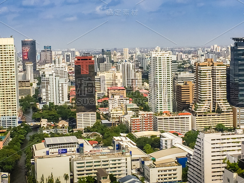 从佩彻布里路(Petchburi Road)的公寓可以看到曼谷商业区摩天大楼林立的大都市天际线