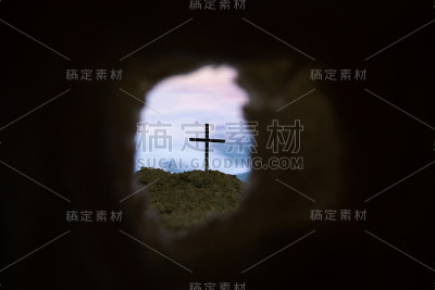 坟墓空与十字架在日出