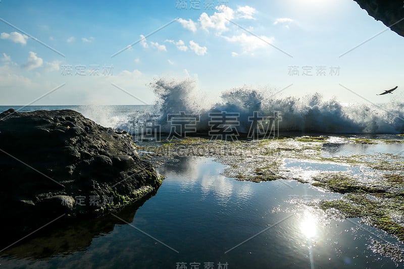 塔巴南-悬崖在塔纳洛特庙的海岸，巴厘岛