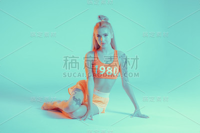 运动的年轻女子在做瑜伽练习