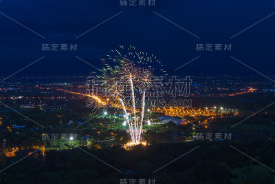 清迈五彩缤纷的烟花表演