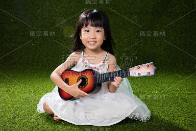 亚洲小中国女孩弹吉他