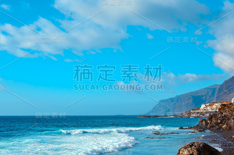 加那利群岛令人惊叹的景色。特内里费海岸的海浪。夏日海滨度假胜地和悬崖峭壁。旅游、旅游、度假。