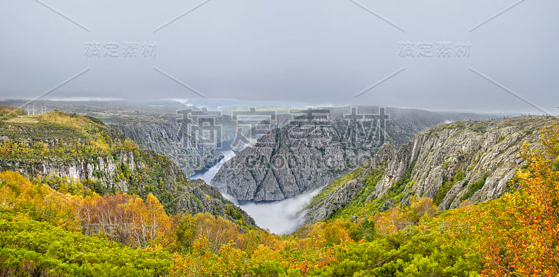 从里贝拉萨克拉的Cabezoas的视角来看，这是Sil Canyon