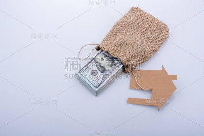 纸币旁边的纸房子