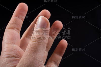 在视野中部分看到的人类手的手指