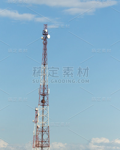电视广播天线对着天空