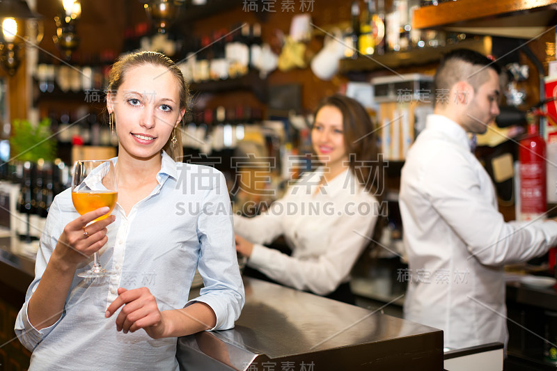 酒吧里拿着酒杯的女人