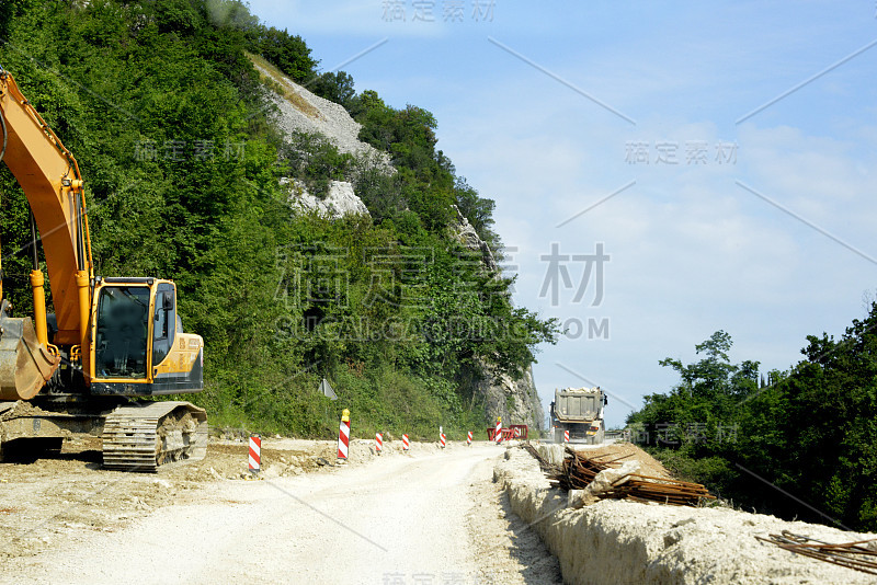 重建穿过山区的主要道路