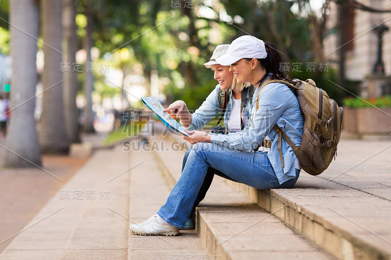 年轻的女游客在看地图