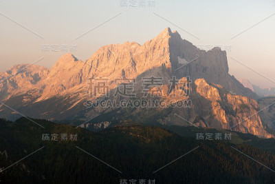 西维塔山的晨光
