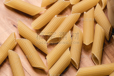 木制品上的生通心粉。