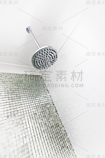 水滴从周围流下，银色的雨