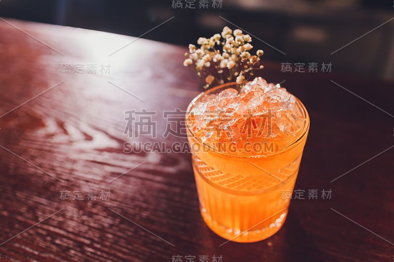 嬉皮士酒吧的手工鸡尾酒时间。