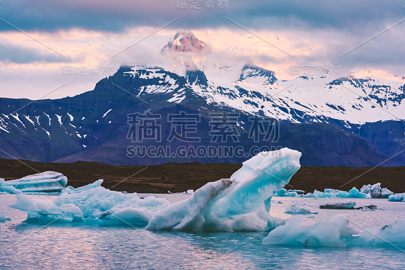 Jokulsarlon冰湖中的冰山