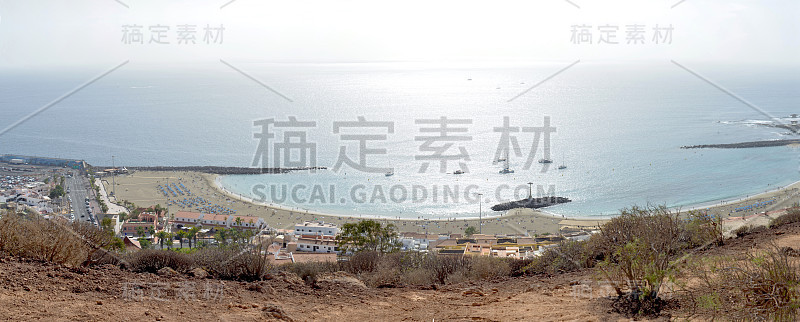 令人印象深刻的全景，阳光照耀在海上。