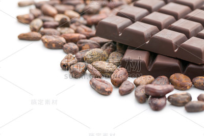 黑巧克力棒和可可豆