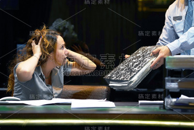 一个人在办公室里处理一大堆文件。对着坏结果大喊大叫