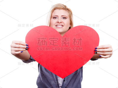 女人捧着大红心，示爱