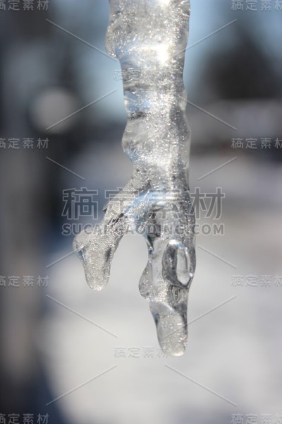 白色背景上的冰柱