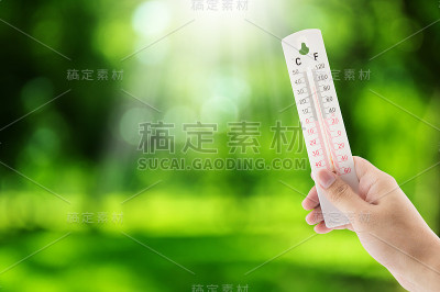 热带温度手握自然背景，用室外温度计测量，环境概念。