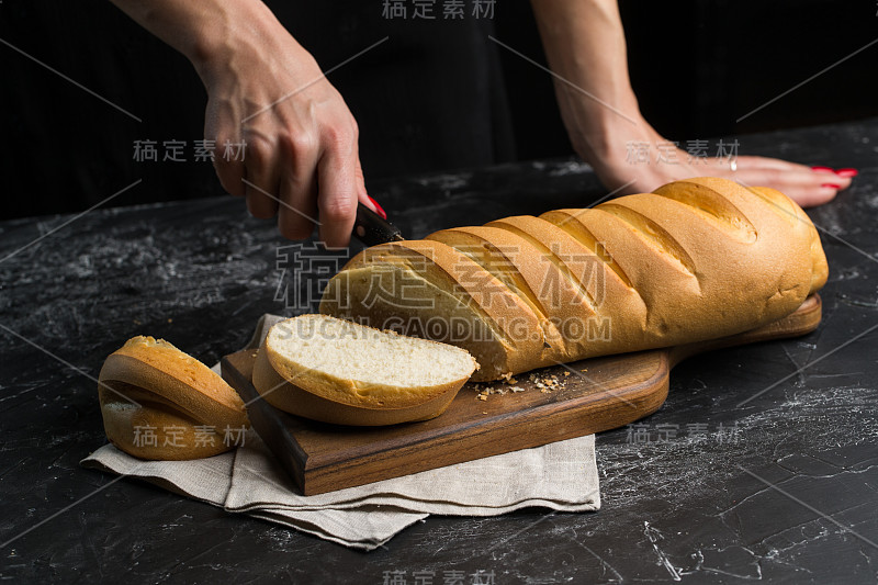 在黑色背景上切面包