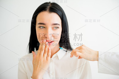 女子接受面部注射