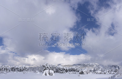在希腊埃维亚岛的一个希腊村庄，美妙的冬天有很多雪和雪堆