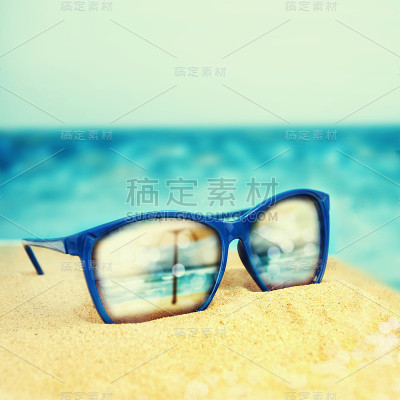 在沙滩上戴墨镜。