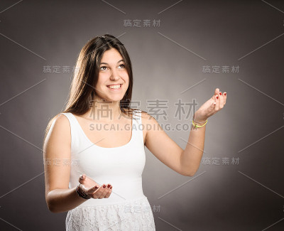 年轻女孩在抄写空间中游手画脚