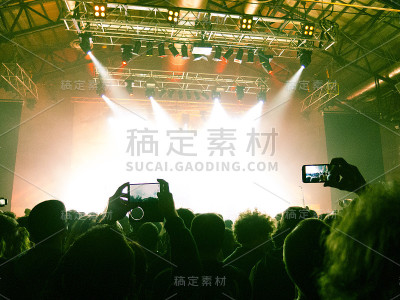 音乐会现场舞台前的观众