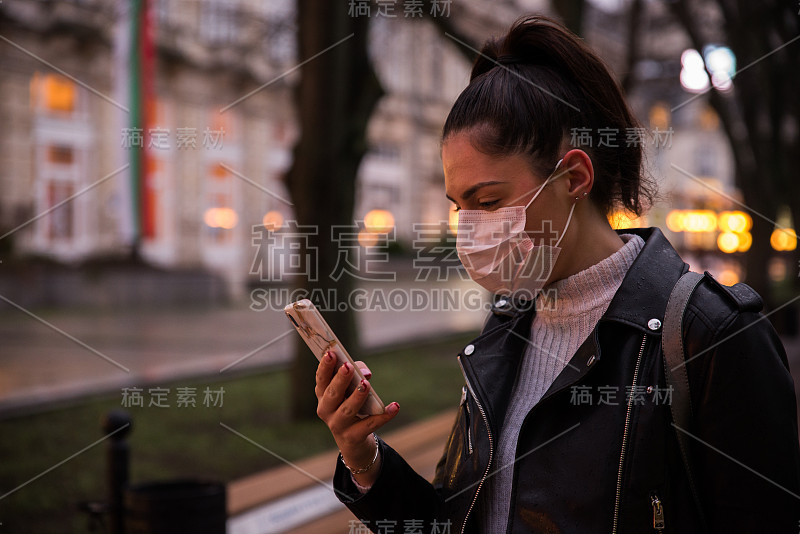 戴着面具的女人黄昏时分在街上打电话