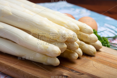 新鲜的生白芦笋和煮鸡蛋，新收获