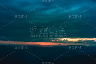 雨云之上是美丽的山景