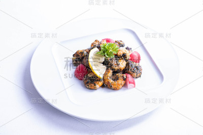 白底白盘上的虾