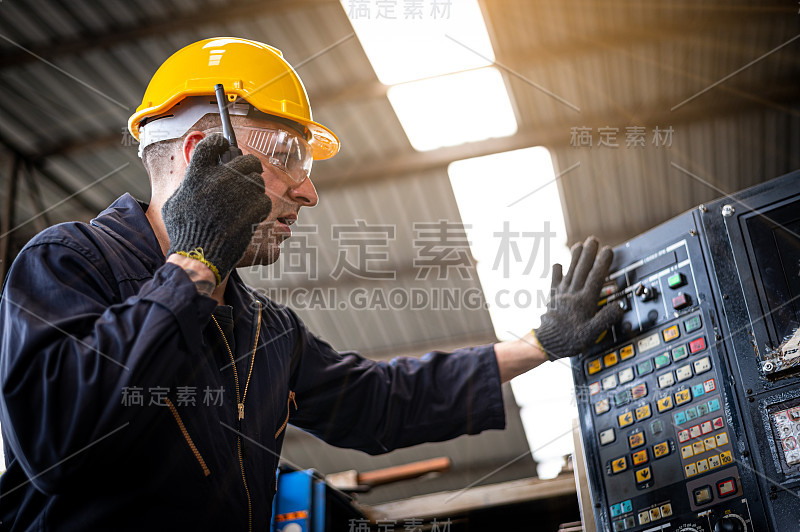 工厂技术人员检查机器，记录细节并使用无线电通讯报告