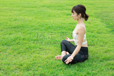 一个做瑜伽的年轻女人