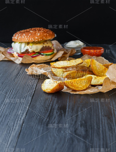 快餐店的菜。汉堡包和薯条