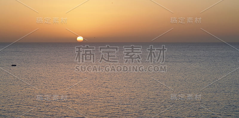 夕阳下平静的海面