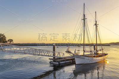 帆船在日落时分