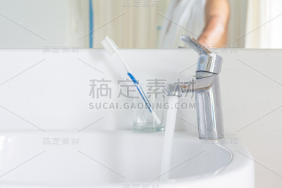 chrome面盆龙头。浴室内设水阀