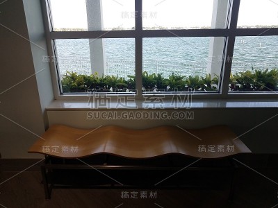 有窗和海水的波浪木长凳