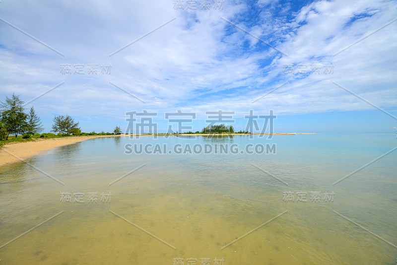 热带海滩，松树，美丽的海景和蓝天