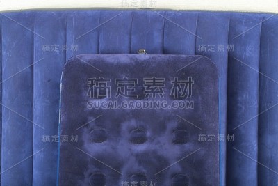 蓝色的充气床垫，用来睡觉和休息