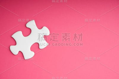 粉色背景上的白色拼图。