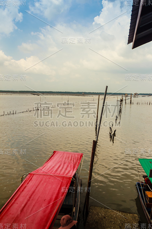 从小屋在海上的看法，这是用来为业主停留和看守他的贝养殖场在沙慕Songkram，泰国